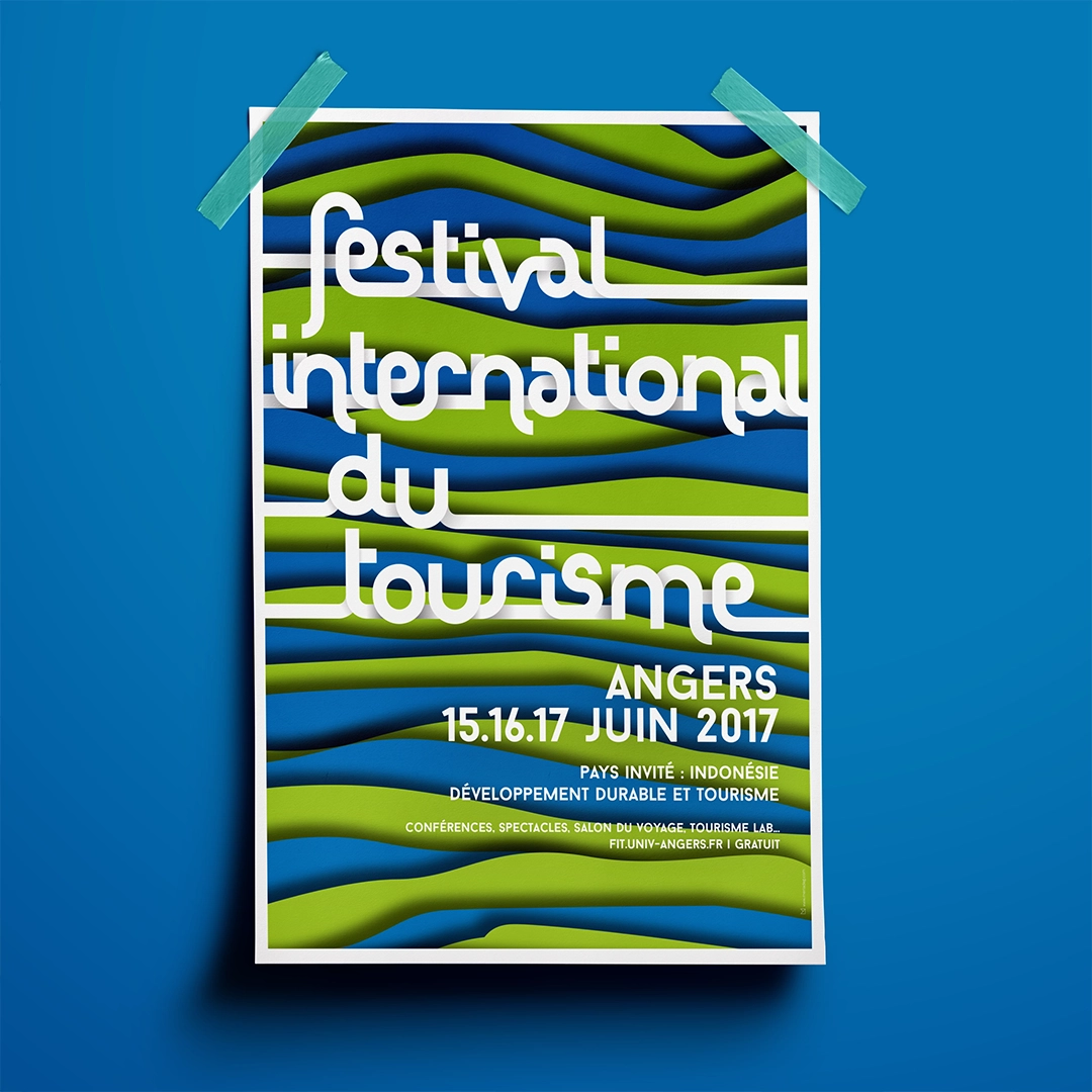 Affiche du festival de tourisme d'Angers crée avec des vagues de papiers verts et bleus