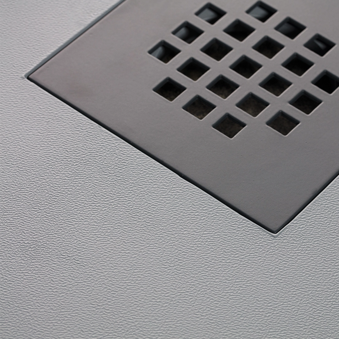 photo en gros plan d'un receveur de douche Skin gris clair et de sa grille carré noir de la série design Swan du groupe Marmox France