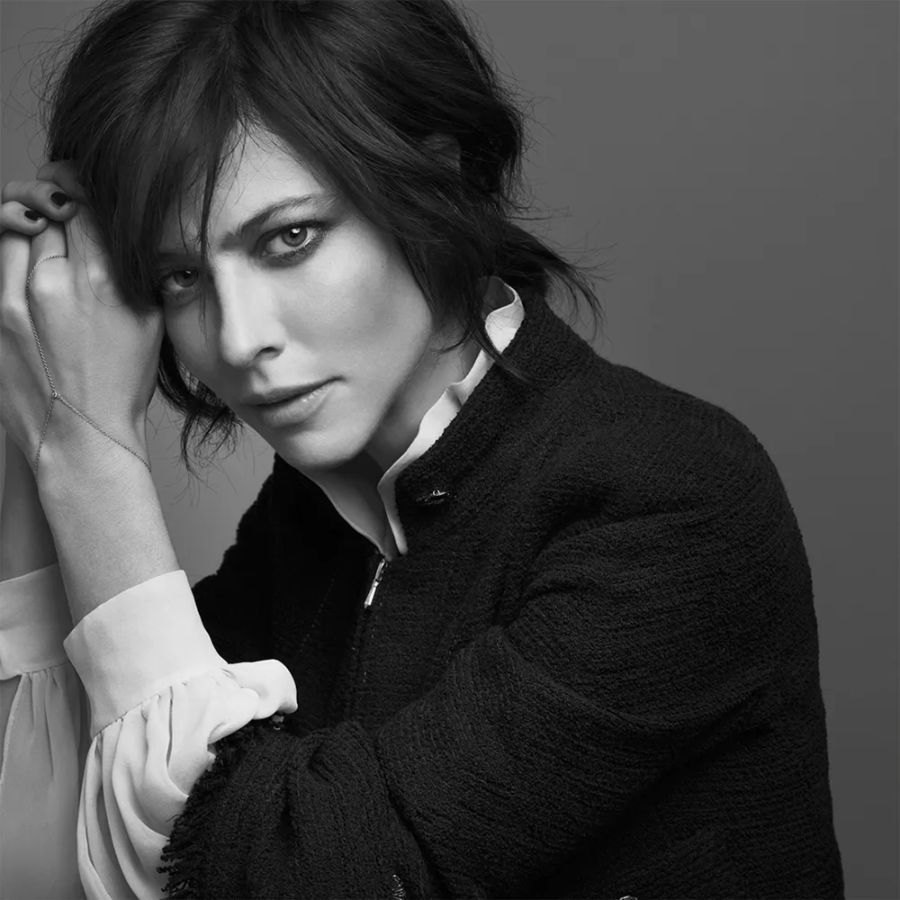 Photo noir et blanc de l'actrice et créatrice des bijoux de corps de la marque ego sur mesure, Anna Mouglalis